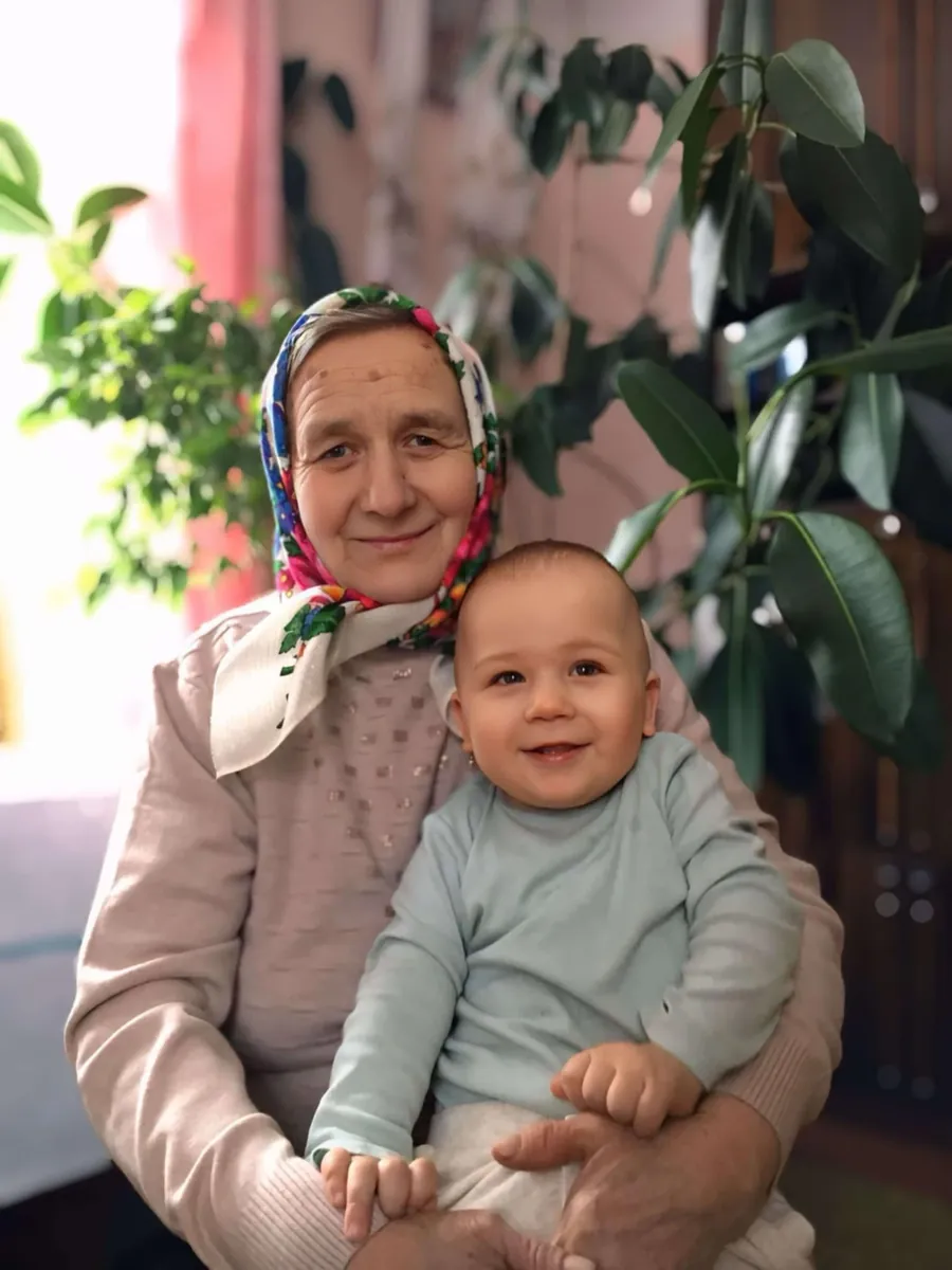 Halina z małym dzieckiem na kolanach