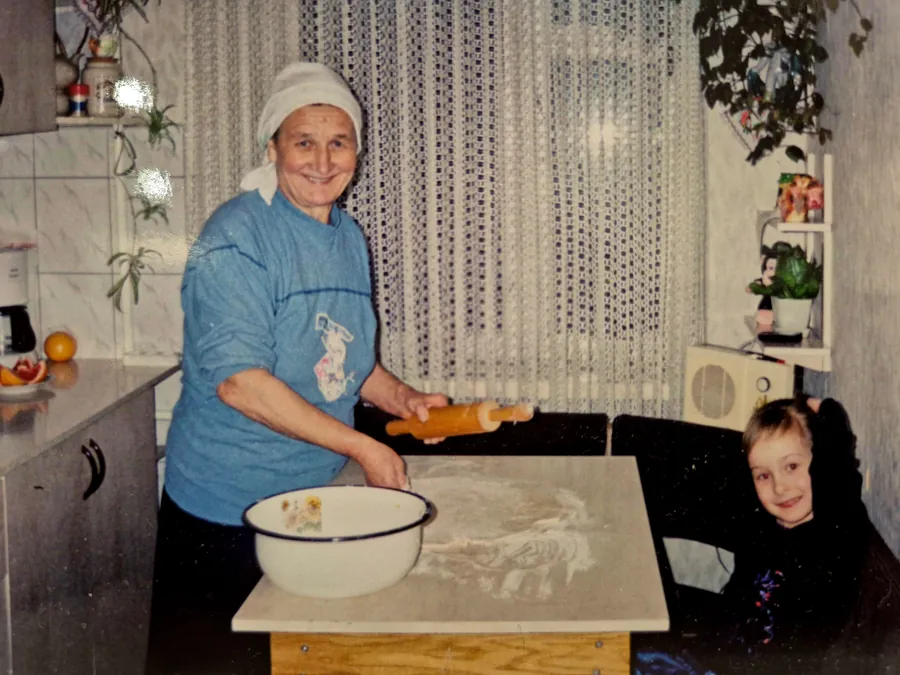 Halina w kuchni z dzieckiem